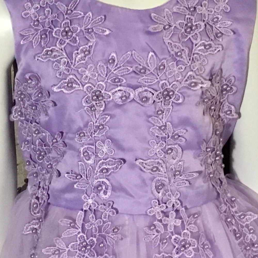 Lavender formal w/ Embroidery dress, girl's sizing about 12-14, (160Int. on Tag) - Picture 7 of 15